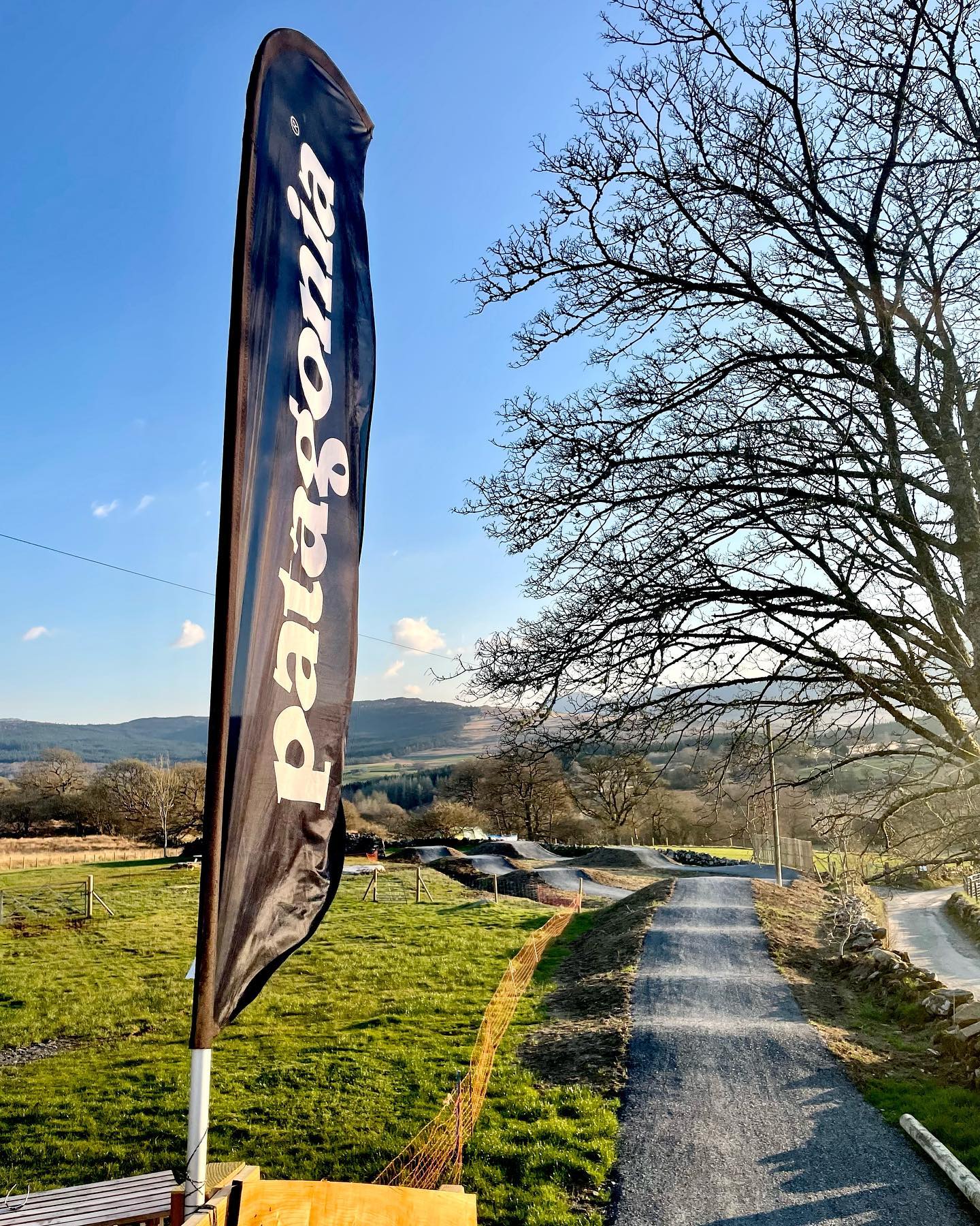 🌅 Evenings like these 🤩👌🏻
•
Welcoming @patagoniaeurope to @bikeranchsnowdonia and the #jumpsline is on point 😎
•
#bikeranch #bikeranchsnowdonia #jumpsline #rhinogmountains #mountainview #mtblife #mtblove #mtbnorthwales #visitsnowdonia #caegwynfarmholidays #farmstays #camping #mtbcamping #fuelyourstoke #walesneverfails