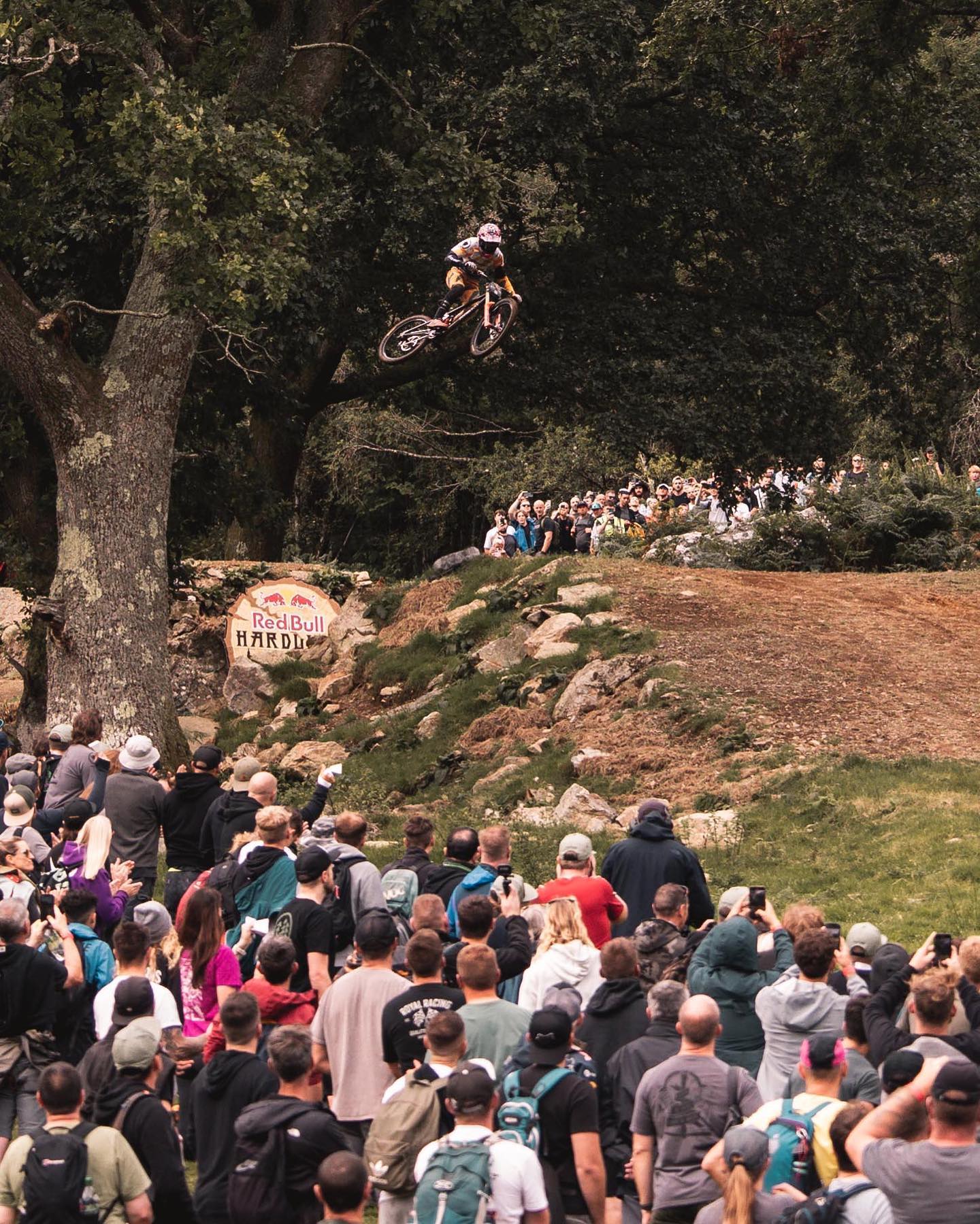 Wanna be in this crowd?👀
Still space available for tents this weekend and automatic entry into a draw to win @redbullbike #hardline tickets for THIS SUNDAY. The final. Need we say more.
•
Link in bio for bookings.
•
📷 @2861photography
•
*Please note, all accommodations and campervan spots are now full*
•
#redbullhardline #mtbcamping #mtbcompetition #visitnorthwales #bikeranchsnowdonia