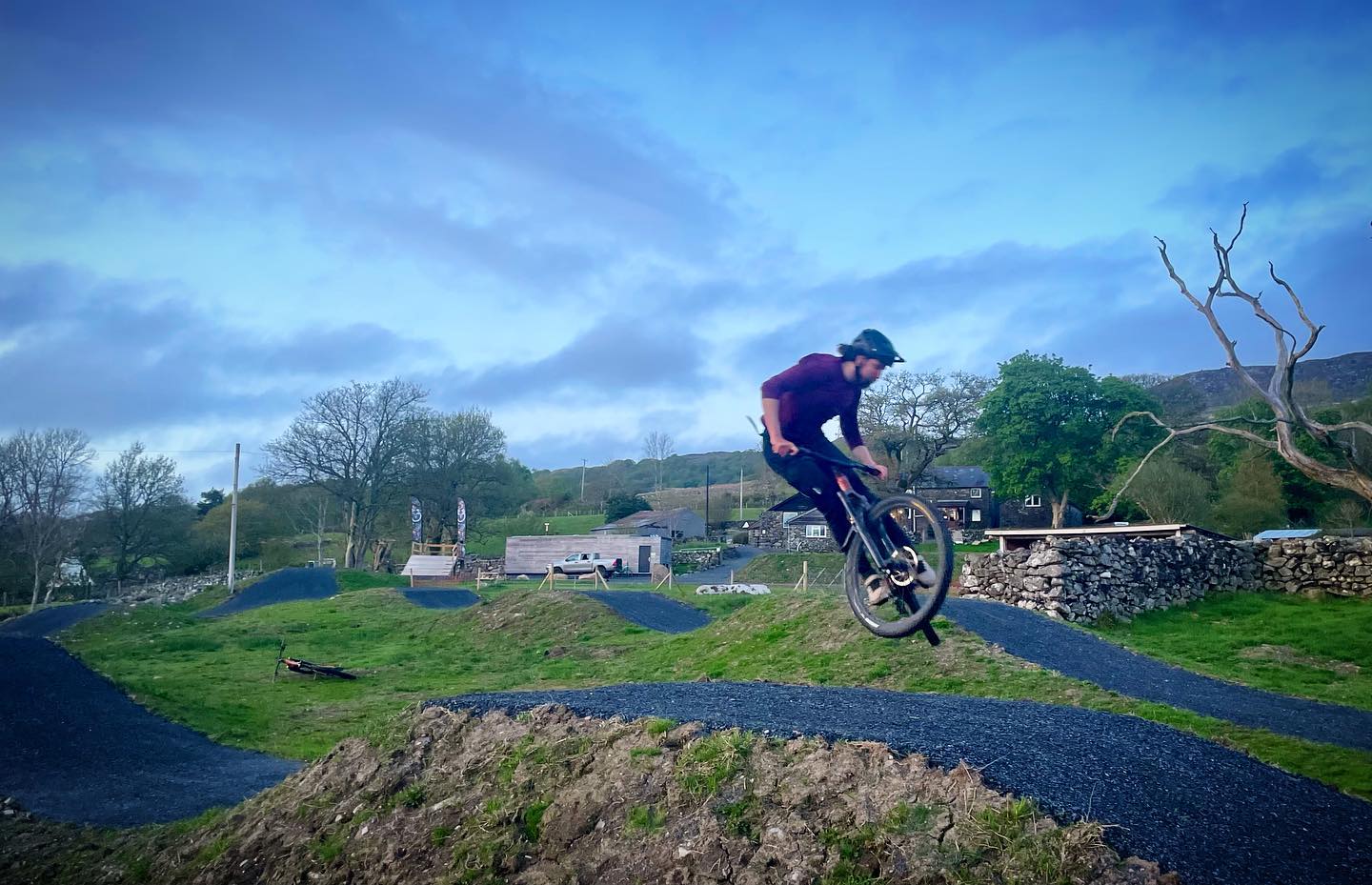 Some evening testing 😎👀
And the grass is going green! nothing like a bit of welsh weather to recover the grass 🤣 some golf course level sculpting right there!
Jumps are running 👌🏻🤟🏻
•
#mtbjumps #mtbjumpsline #northwalesmtb #camping #mtbweekend #walesadventure #visitsnowdonia #bikeranch #coedybrenin #mtblife #mtbaccommodation